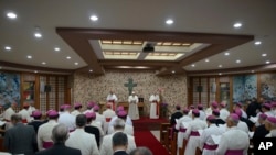 Paus Fransiskus dalam sebuah pertemuan dengan 60 uskup hari Minggu (17/8) di Tempat Suci Martir Haemi di Provinsi Chungcheong Utara, Korea Selatan.