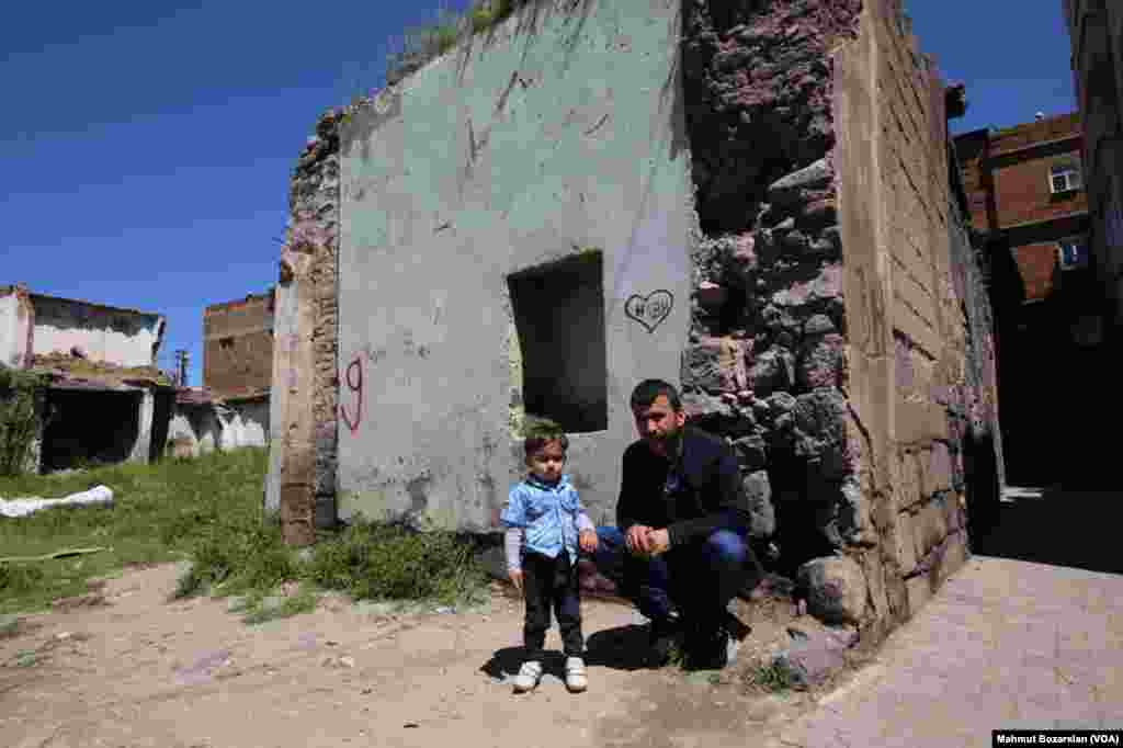 Sur'da geçen yılki sokağa çıkma yasağından sonra istimlak edilen evlerden tahliyeler&nbsp;