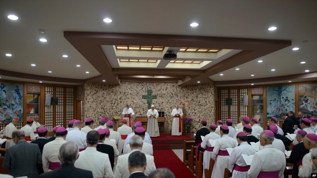 Paus Fransiskus dalam sebuah pertemuan dengan 60 uskup hari Minggu (17/8) di Tempat Suci Martir Haemi di Provinsi Chungcheong Utara, Korea Selatan.