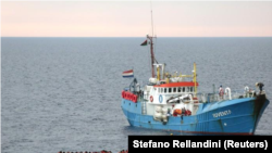  Imagen de archivo en la que inmigrantes en un bote de madera son rescatados por la tripulación del barco "Juventa" de la ONG alemana Jugend Rettet en el Mar Mediterráneo, frente a las costas de Libia, el 18 de junio de 2017. REUTERS/Stefano Rellandini