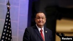 El presidente de Guatemala, Alejandro Giammattei, asiste a una conferencia de prensa con la vicepresidenta de los Estados Unidos, Kamala Harris, en el Palacio Nacional de la Cultura, en la ciudad de Guatemala, el 7 de junio.