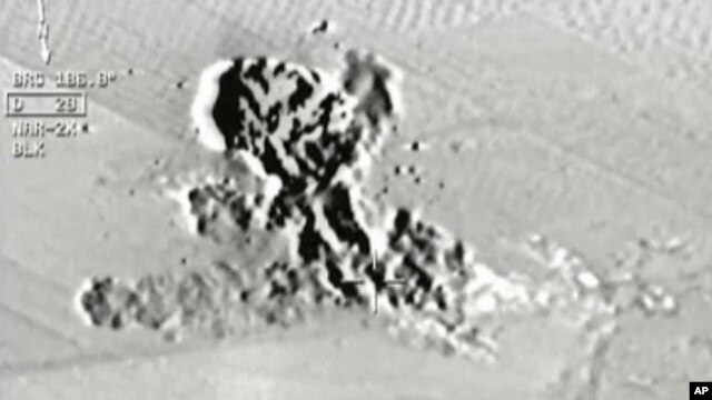 Imagen tomada por un avión de combate turco, de los ataques a posiciones del grupo Estado islámico en la frontera con Siria.