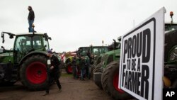 Aksi protes para petani di Den Haag, Belanda, 16 Oktober 2019. (Foto: dok). Petani dan pekerja konstruksi melakukan aksi protes di seluruh Belanda, Rabu pagi (18/12), menentang kebijakan pemerintah yang bertujuan mengurangi polusi.