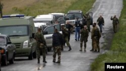Представники ОБСЄ і бойовики угрупування «ДНР» на місці падіння «Боїнга-777», 18 липня 2014 року