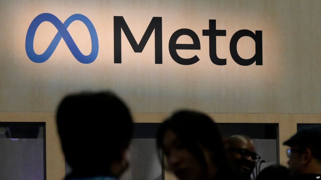 Para pengunjung mendatangi stan Meta dalam Konferensi Pengembang Game 2023 di San Francisco, pada 22 Maret 2023. (Foto: AP/Jeff Chiu)