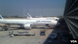 FILE - Air France planes being loaded with luggage at the Charles de Gaulle International Airport in Roissy, near Paris. (Diaa Bekheet/VOA).