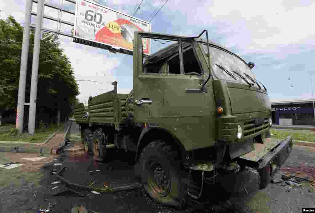Um camião Kamaz destruído junto ao aeroporto de Donetsk, Ucrânia, Maio 27, 2014.
