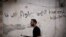Un rebelde sirio en el distrito Amariya de Alepo. Fuerzas del gobierno y sus aliados cerraron hace poco la única vía hacia zonas bajo control rebelde en la ciudad. La leyenda en la pared dice "Lucharemos hasta el final. Si Dios quiere".