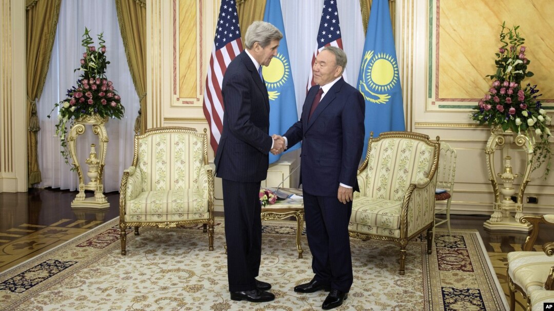 Američki šef diplomatije Džon Keri sa kazahstanskim predsednikom Nursultanom Nazarbajevim u Astani, 2. novembar 2015.