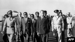 Le Secrétaire général de l'ONU Dag Hammarskjold (3e G) arrive à Léopoldville en RDC le 13 sept 1961, accueilli par le général Joseph Mobutu (G) et le 1er ministre Cyrille Adoula (2eG), pour une mission de paix. Il y a trouvé la mort dans un accident d'avion. AFP PHOTO 