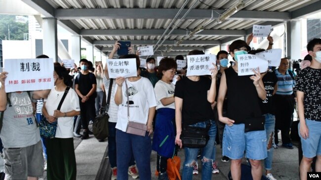 香港警民冲突后,2019年6月13日不断有示威者到金钟立法会中信天桥入口附近示威,抗议警方武力对付示威者。(美国之音汤惠芸)