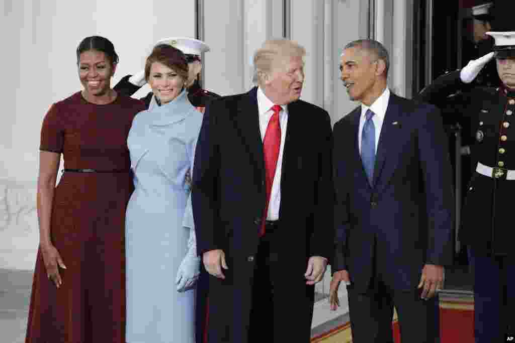 Tổng Thống Barack Obama và Đệ Nhất Phu Nhân, Michelle Obama, chụp hình cùng Tổng Thống đắc cử Donald Trump cùng phu nhân Melania tại Tòa Bạch Ốc, Washington, sáng 20 tháng Giêng. (AP Photo/Evan Vucci)