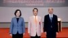 左起：台湾总统候选人蔡英文，宋楚瑜和韩国瑜在台北举行电视辩论表述政见之前合影。（2019年12月18日）