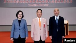 左起：台湾总统候选人蔡英文，宋楚瑜和韩国瑜在台北举行电视辩论表述政见之前合影。（2019年12月18日）