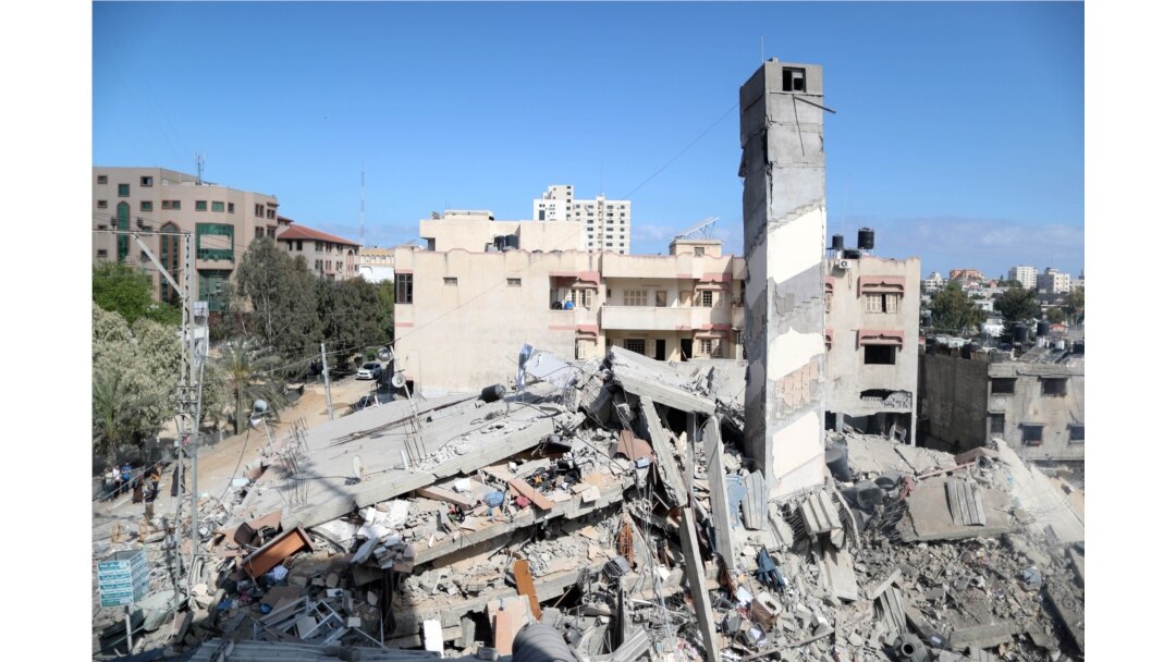 Bangunan yang hancur akibat serangan udara Israel di Kota Gaza, 18 Mei 2021. (REUTERS / Suhaib Salem)