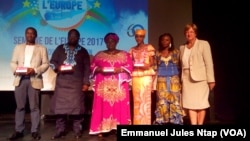 Les lauréats de Cinéma numérique ambulant au Centre culturel français de Yaoundé, au Cameroun, le 8 mai 2017. (VOA/Emmanuel Jules Ntap)