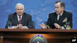 Robert Gates et Mike Mullen s'exprimant au sujet de la Libye