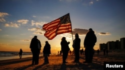 Un momento de silencio por el primer aniversario de la tormenta Sandy en la playa de Rockaways, Queens.