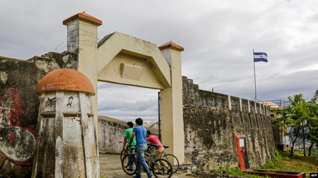 (ARCHIVOS) Turistas llegan a la Fortaleza El Coyotepe, administrada por la Asociación de Boy Scouts de Nicaragua, en Masaya, Nicaragua, el 16 de enero de 2018. (Foto de Inti OCON / AFP)