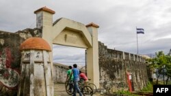 (ARCHIVOS) Turistas llegan a la Fortaleza El Coyotepe, administrada por la Asociación de Boy Scouts de Nicaragua, en Masaya, Nicaragua, el 16 de enero de 2018. (Foto de Inti OCON / AFP)