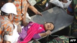 Regu penyelamat berhasil menyelamatkan Reshma, salah seorang pekerja pabrik garmen yang terjebak di bawah reruntuhan bangunan yang rubuh di Savar, dekat Dhaka, Bangladesh, sejak tanggal 24 April yang lalu (10/5).