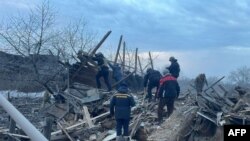 امدادگران اوکراینی در محل مورد اصابت یک موشک روسیه در شهر پوکروفسک، اوکراین - ۱۶ دی ۱۴۰۲