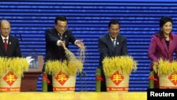 中国主席习近平和柬埔寨首相（左起第二人）洪森在上海西郊宾馆开会（2014年5月18日）