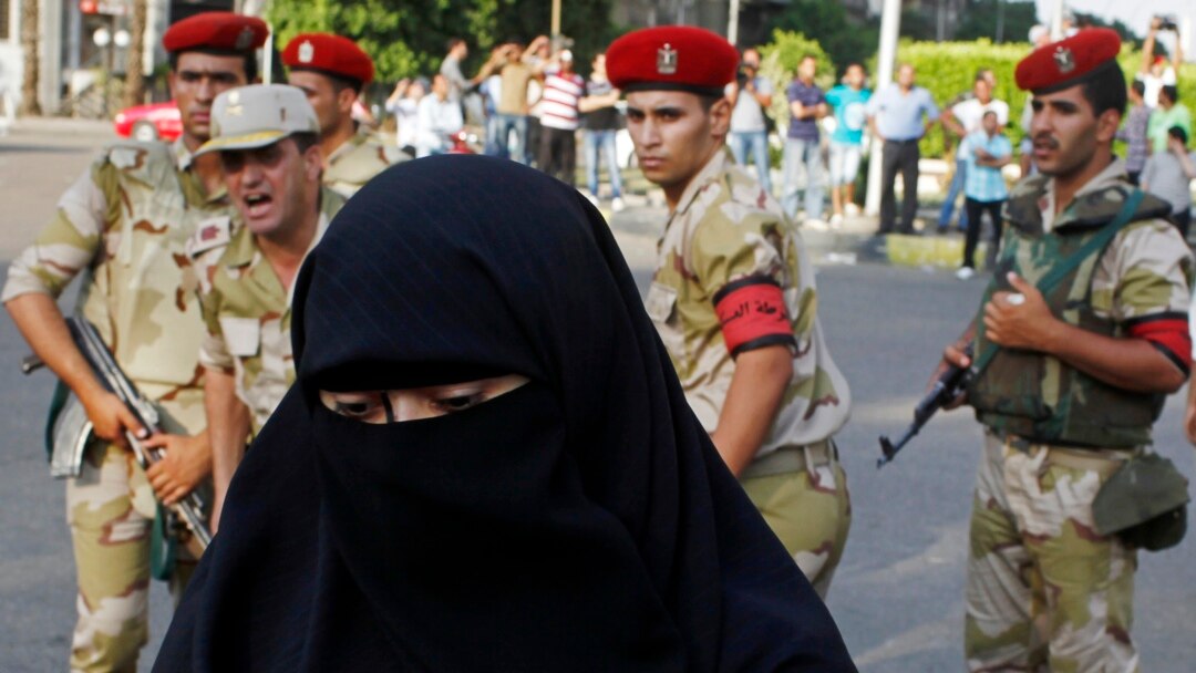 Yetuk qoramagizlar bilan uy qurilishi porno Bra va opa-singil jinsiy aloqa