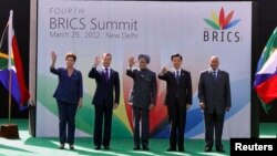 Para pemimpin lima negara BRICS saat menghadiri KTT di New Delhi, India tahun lalu (foto: dok). KTT ke-5 BRICS diadakan di Durban, Afrika Selatan 26-27 Maret 2013. 