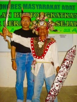 Direktur JPIC, Sani Lake bersama seorang Dayak di Kalteng. (foto: courtesy)