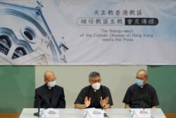 天主教香港教区候任主教周守仁(图中)与汤汉枢机(图左)和辅理主教夏志诚(图右)5月18日出席记者会