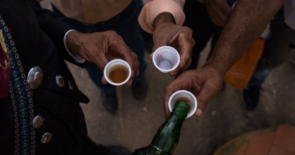 De whisky a cocuy: la crisis cambia el brindis de los venezolanos