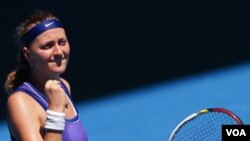 Petra Kvitova dari Republik Ceko merayakan kemenangan melawan Ana Ivanovich dari Serbia (23/1).