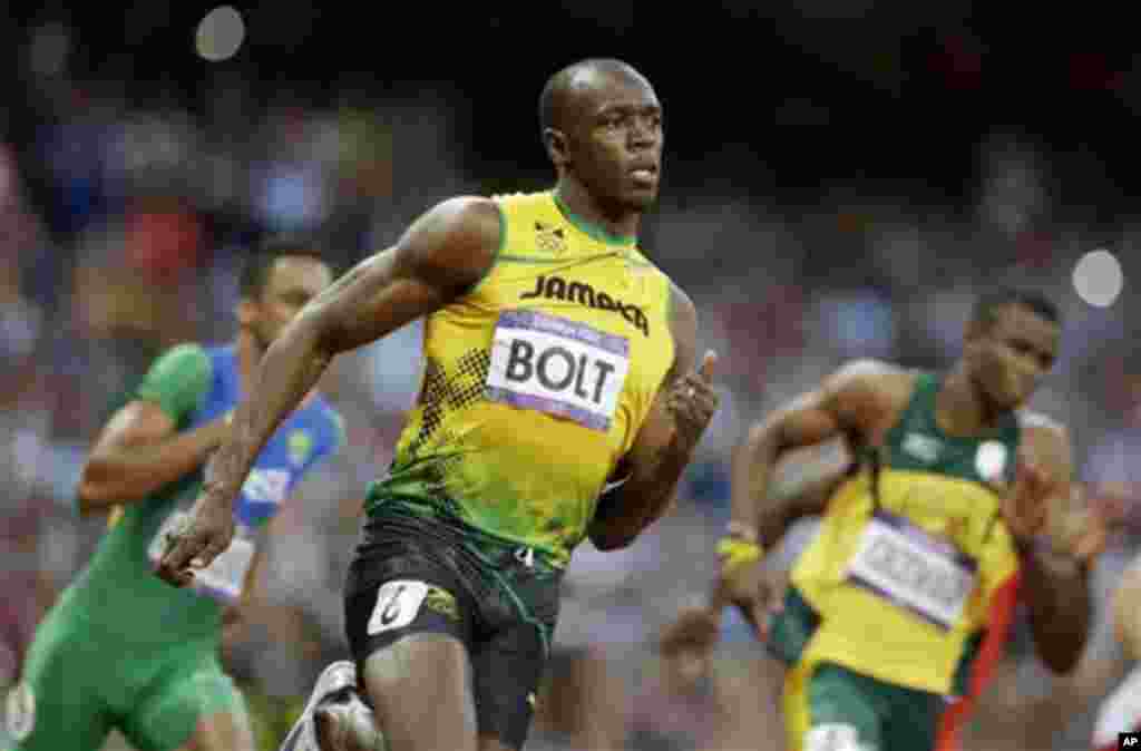Jamaica's Usain Bolt competes in a men's 200-meter semifinal during the athletics in the Olympic Stadium at the 2012 Summer Olympics, London, Wednesday, Aug. 8, 2012. (AP Photo/Ben Curtis)