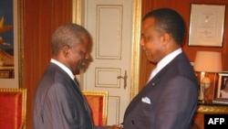 Bernard Kolelas (G), ministre wa yambo ya kala, akutani na président Denis Sassou N'Guesso na bozongi bwa ye na mboka, Brazzaville, Congo-Brazzaville, 14 novembre 2019.