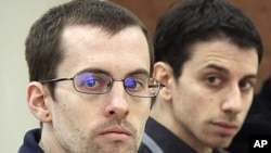 A picture released by Iran's state-run Press TV shows US hikers Shane Bauer (L) and Josh Fattal (R), detained in Iran on spying charges, during the first session of their trial, February 6, 2011 (file photo)