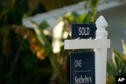 미국 플로리다주 서프사이드 시내 주택에 판매 완료 팻말이 설치돼 있다. (자료사진)