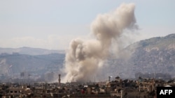 19일 시리아 다마스쿠스 동부 외곽 반군 점령 지역인 조바르 마을에서 공습으로 연기가 피어오르고 있다.