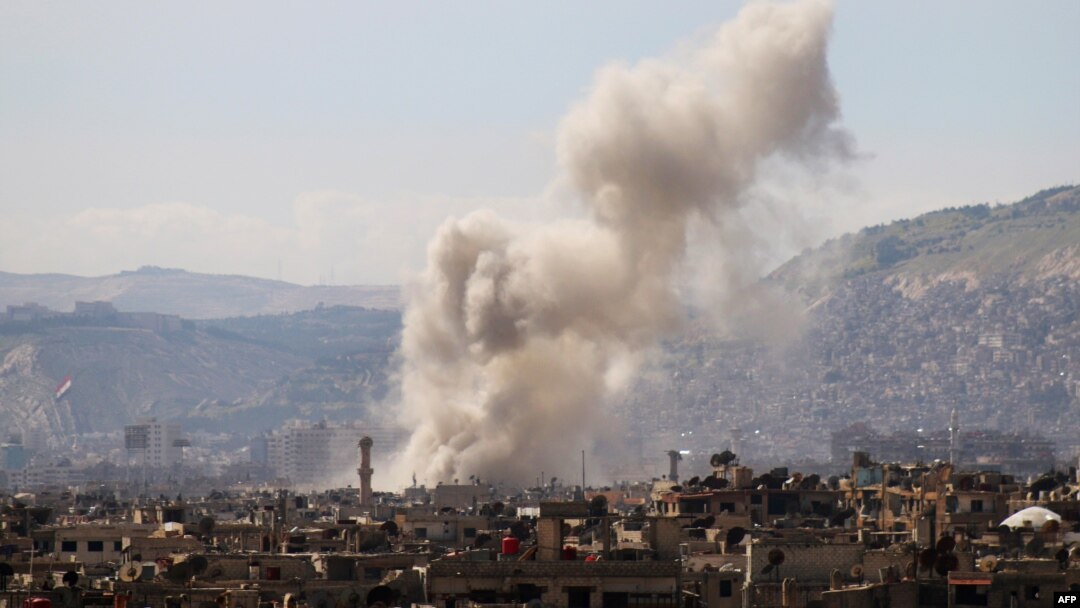 Dim koji je usledio verovatno nakon vazdušnog napada na deo grada Džobra, u istočnom pojasu Damaska, glavnog grada Sirije, 19. mart 2017. (AFP PHOTO / Mohammed EYAD)
