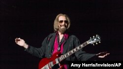 Tom Petty saat tampil di Del Mar Racetrack and Fairgrounds, di San Diego, California, 17 September 2017.