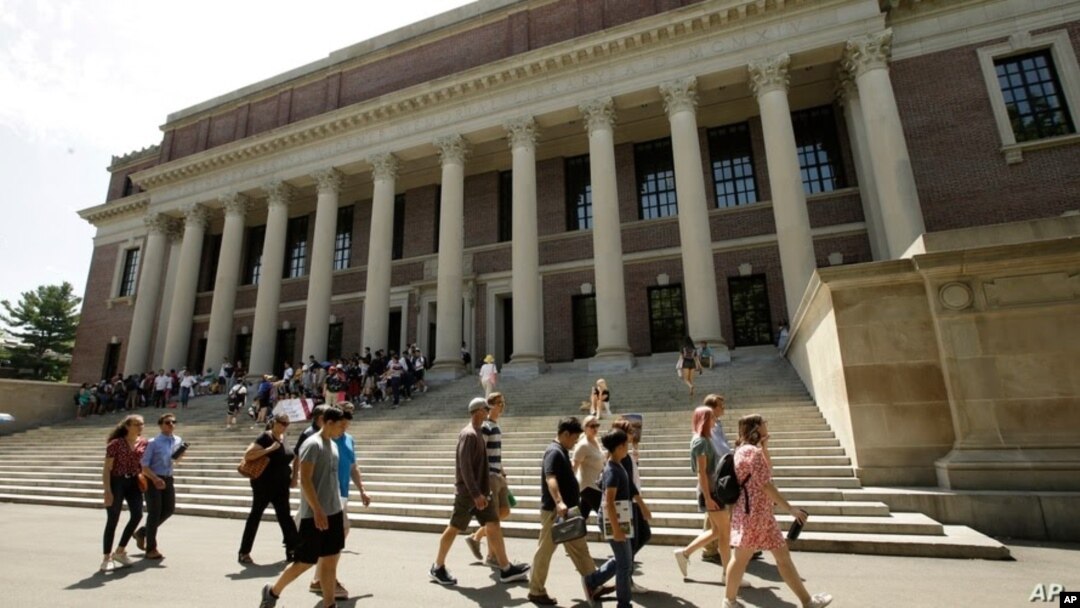 Estudiantes pasan frente a una entrada a la biblioteca Widener en el campus de la Universidad de Harvard, en Cambridge, Massachusetts, el 16 de julio 2019.