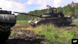 En esta imagen, tomada de un video distribuido por el Ministerio de Defensa de Rusia el 10 de agosto de 2024, tanques del ejército ruso toman posiciones en una zona de la región de Kursk, Rusia.