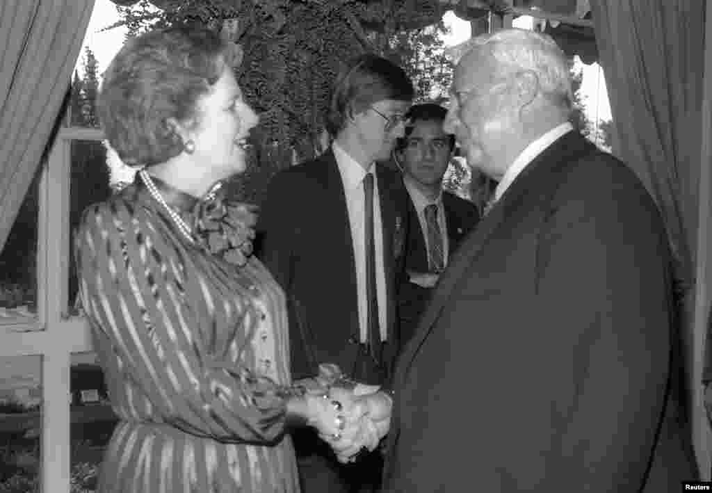 1986年5月26日英国首相撒切尔夫人在耶路撒冷一个晚会上会晤以色列工贸部长阿里埃勒·沙龙。 