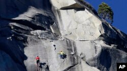 Tommy Caldwell dan Kevin Jorgeson saat mendaki puncak El Capitan, Rabu (14/1).