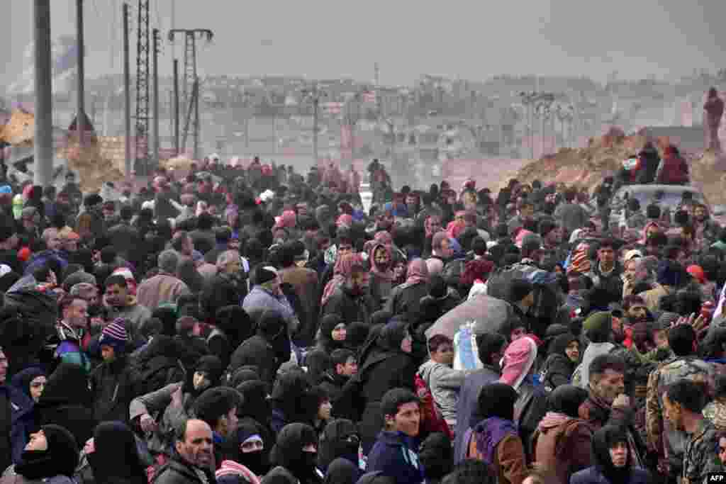 시리아 알레포 인근 각지에서 정부군 장악지역인 자발 바드로에 모여든 난민들이 버스를 기다리고 있다. 반군이 장악한 알레포를 탈환하기 위해 시리아 정부군이 공세를 강화하면서 국제사회의 우려가 커지는 중이다. 최근 1만6천여명이 피난길에 나선 것으로 유엔이 추산하고 있는 가운데, 난민 수는 더욱 늘어날 전망이다.&nbsp;