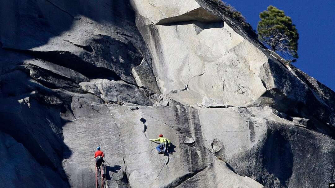 Tommy Caldwell dan Kevin Jorgeson saat mendaki puncak El Capitan, Rabu (14/1).