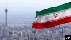 بیرق حکومت جمهوری اسلامی ایران در برج مخابرات میلاد واقع در تهران، پایتخت ایران‌،‌‌( تصویر از آرشیف صدای امریکا)‌