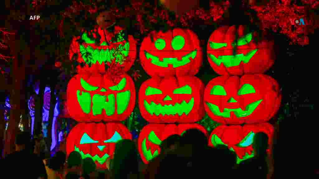 Calabazas gigantes de Halloween se ven durante el festival de la calabaza en el Parque Fundidora antes de la celebración de Halloween en Monterrey, Estado de Nuevo León, México.