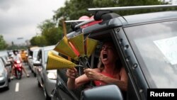 Personas participan en una caravana para protestar contra el presidente de Brasil, Jair Bolsonaro, y su manejo de la crisis debido a la pandemia del coronavirus, en Sao Paulo, Brasil, 23 de enero de 2021.