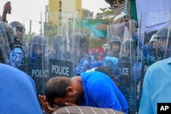 지난 16일 몰디브 말레에서 경찰이 야권 시위대를 향해 최루액을 뿌리고 있다.